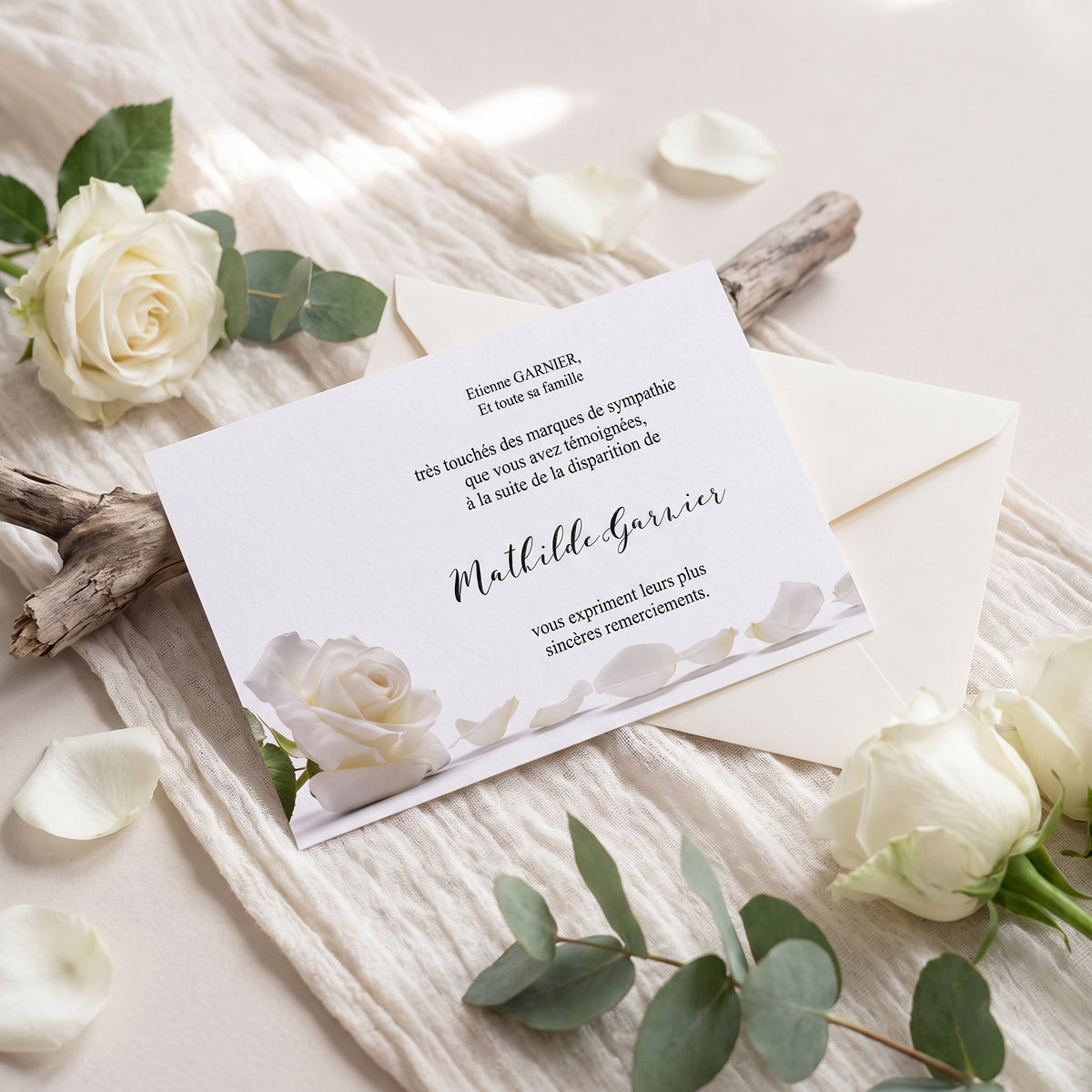 Carte de remerciement décès « Rose blanche et pétales » — mise en ambiance