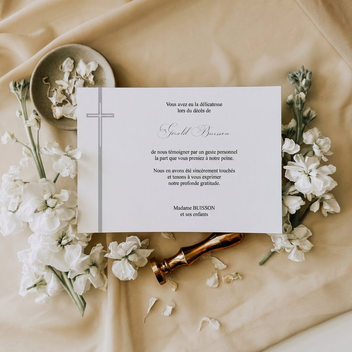 Carte de remerciement décès « Croix allongée » — mise en ambiance