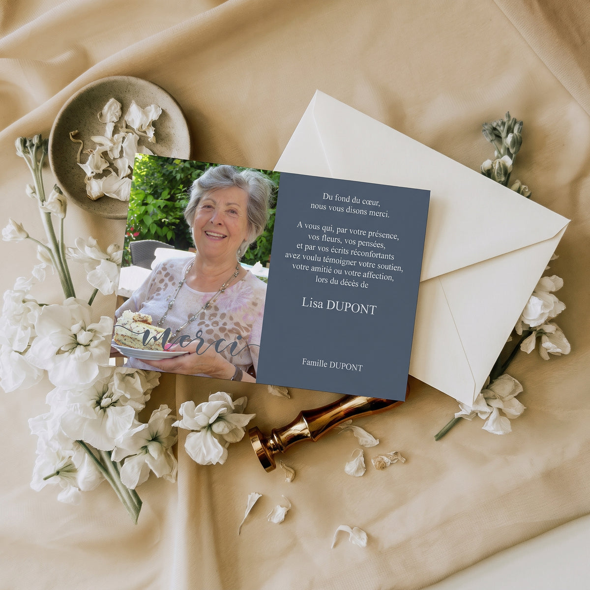 Carte de remerciement décès « Photo portrait « Merci » » — mise en ambiance
