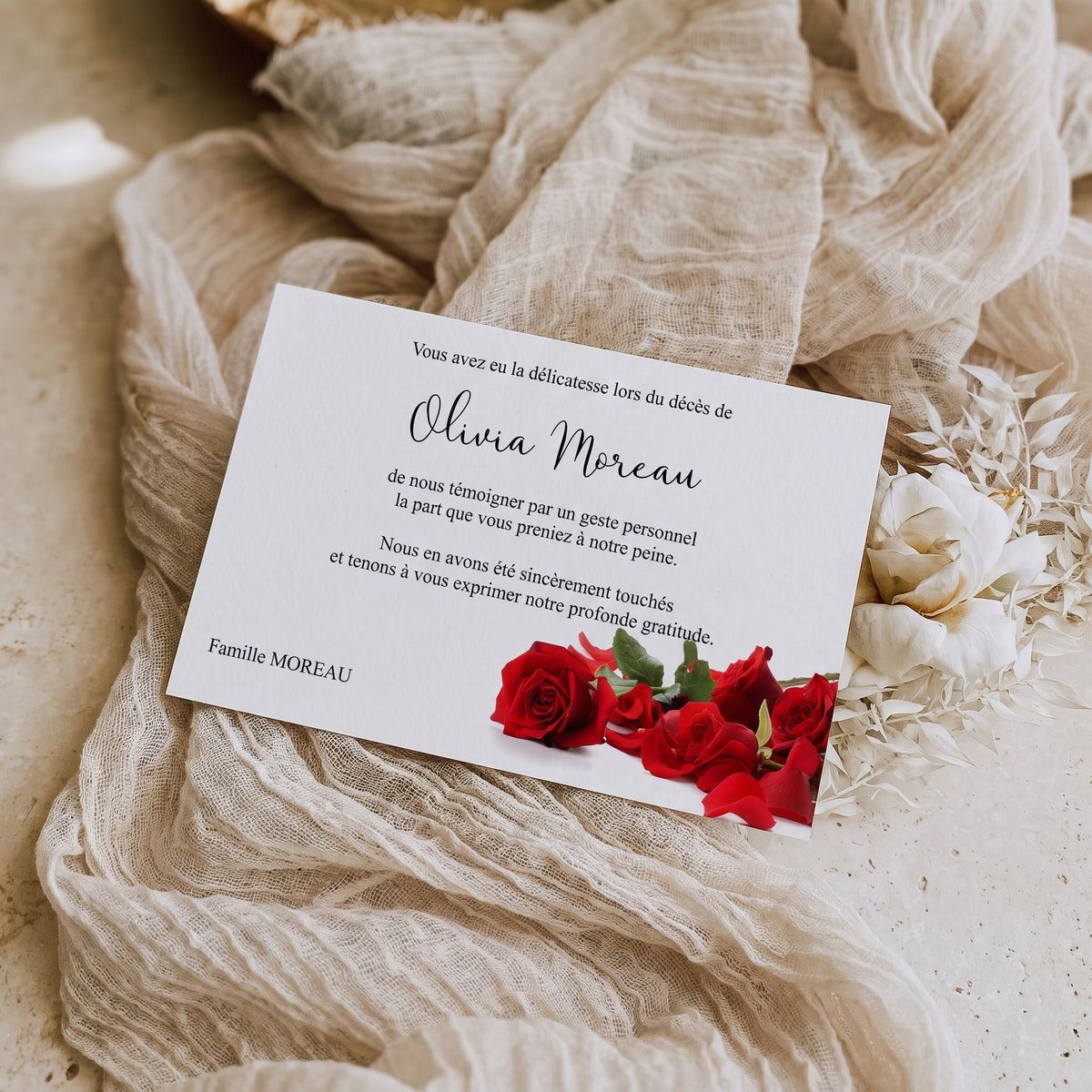 Carte de remerciement décès « Rose rouge et pétales posés » — mise en ambiance