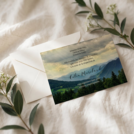 Carte de remerciement décès « Montagne et nuages » — mise en ambiance