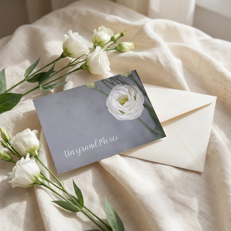 Carte de remerciement décès « Lisianthus blanc » — mise en ambiance