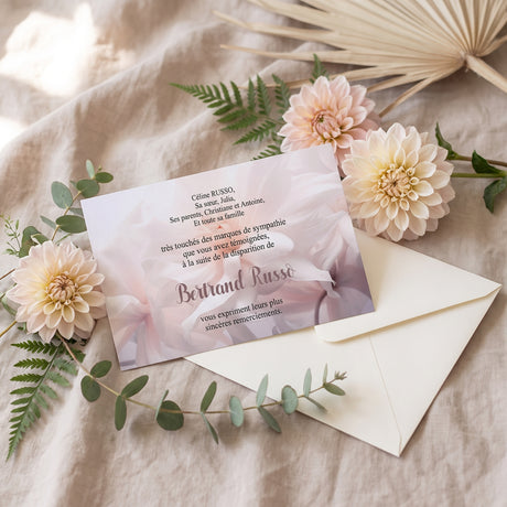 Carte de remerciement décès « Fleurs rose clair » — mise en ambiance