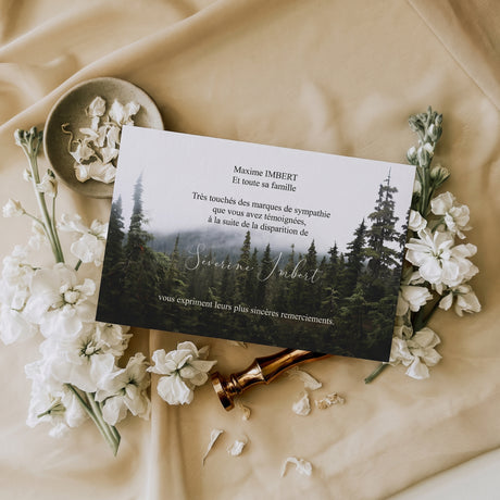 Carte de remerciement décès « Forêt de montagne » — mise en ambiance