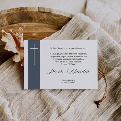 Carte de remerciement décès « Croix sur bandeau » — mise en ambiance