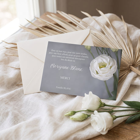 Carte de remerciement décès « Lisianthus blanc » — mise en ambiance