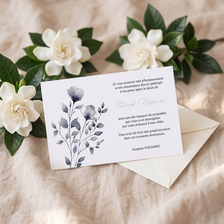 Carte de remerciement décès « Bouquet gris peint à la main » — mise en ambiance