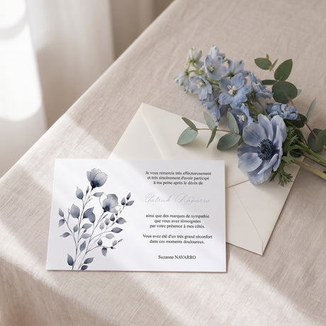Carte de remerciement décès « Bouquet gris peint à la main » — mise en ambiance