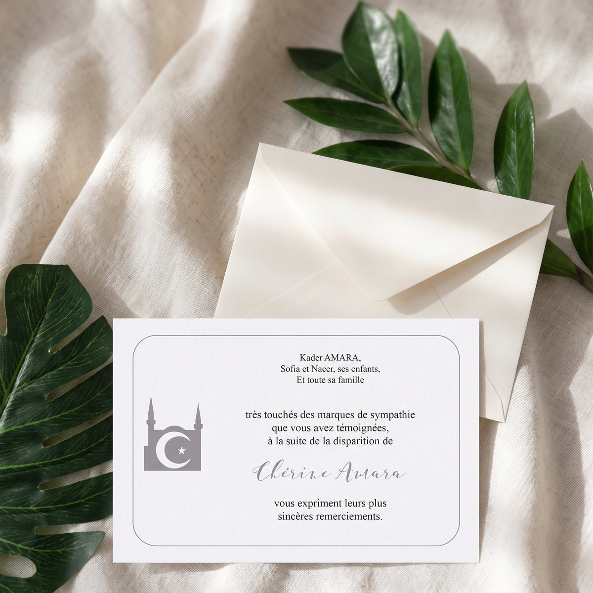 Carte de remerciement décès « Croissant de lune et étoile avec cadre arrondi » — mise en ambiance