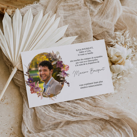Carte de remerciement décès « Photo cadre fleuri » — mise en ambiance