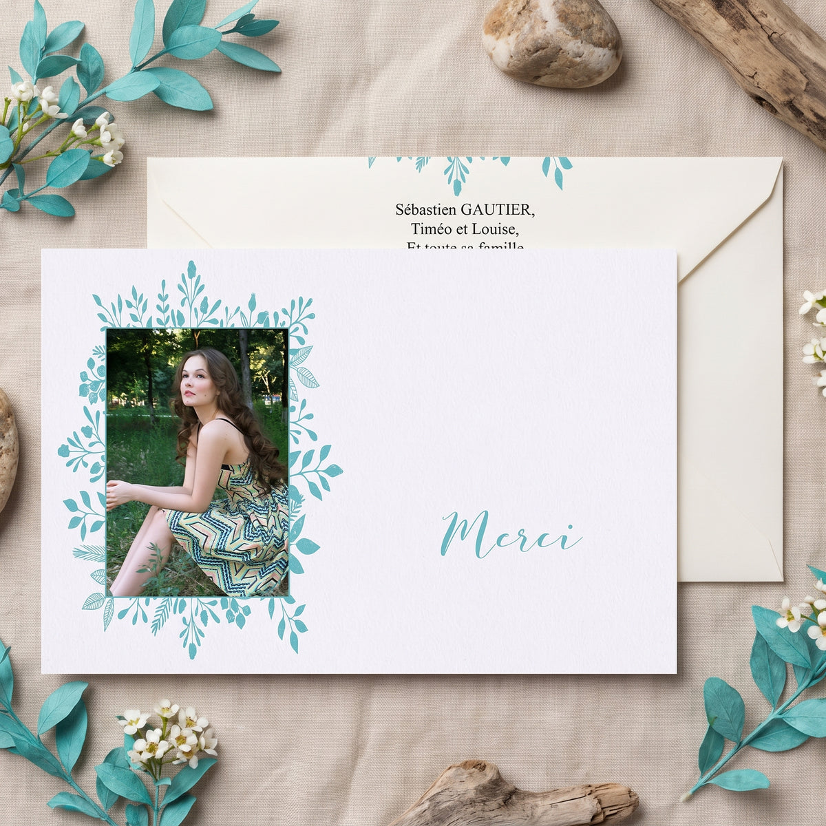 Carte de remerciement décès « Photo et illustrations feuilles » — mise en ambiance