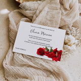 Carte de remerciement décès « Rose rouge et pétales posés » — mise en ambiance