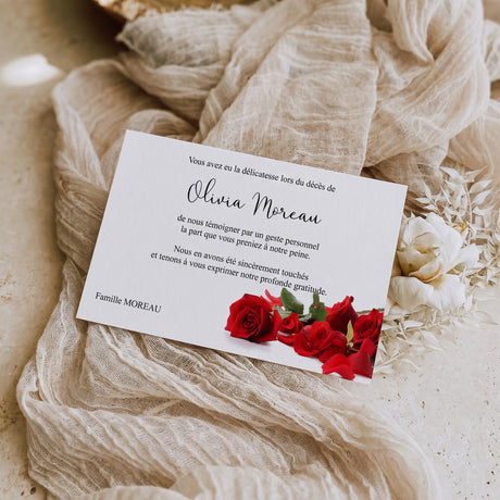 Carte de remerciement décès « Rose rouge et pétales posés » — mise en ambiance