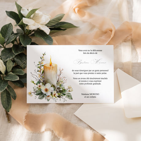 Carte de remerciement décès « Bougie et fleurs blanches » — mise en ambiance